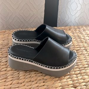 Cute platform slide from Chocolat Blu. They are a too small for me. Size 36/6.